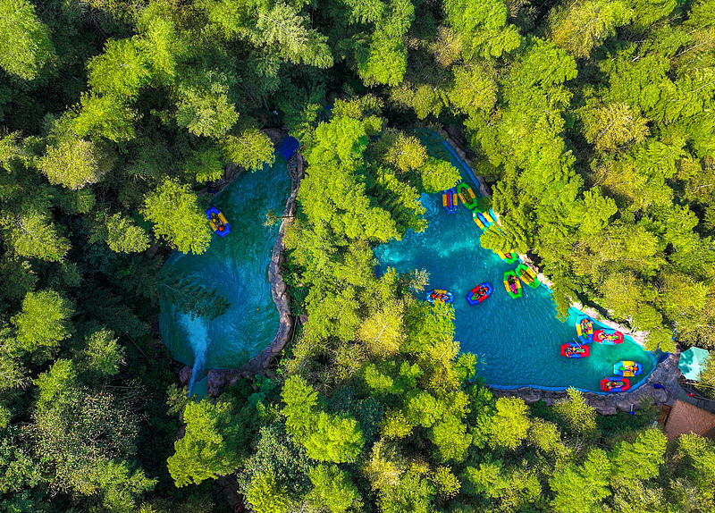 浙江湖州： 游客进山村体验漂流