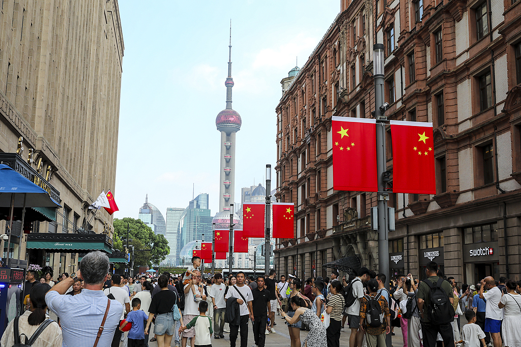 上海：南京路步行街、外滩游人如织