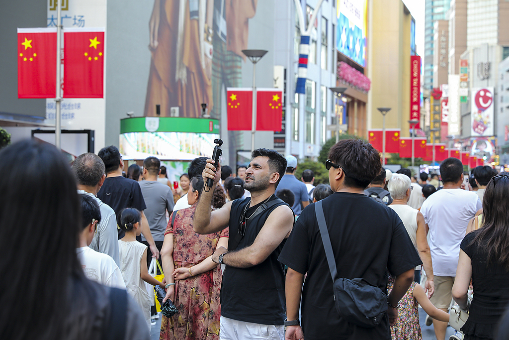 上海：南京路步行街、外滩游人如织