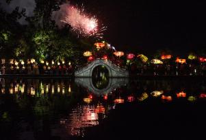 安徽黟县：游客体验花灯巡游