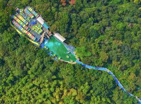 浙江湖州： 游客进山村体验漂流