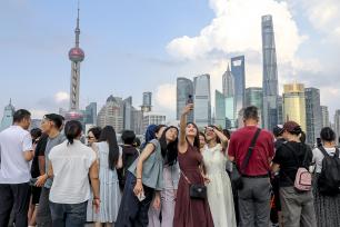 上海：南京路步行街、外滩游人如织