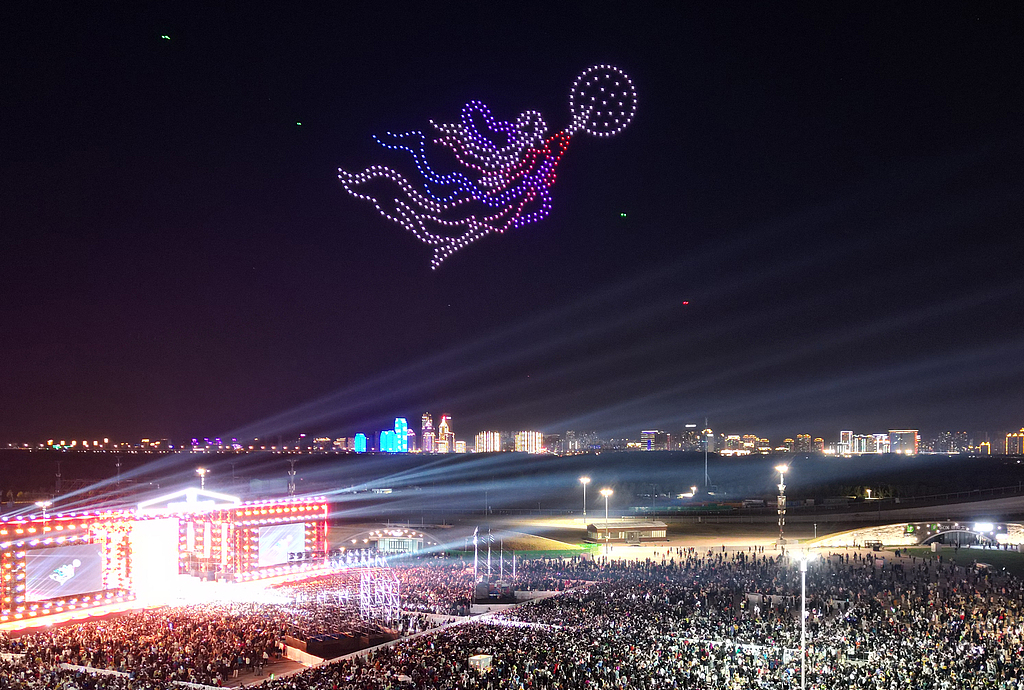 黑龙江哈尔滨：千架无人机编队凌空作画