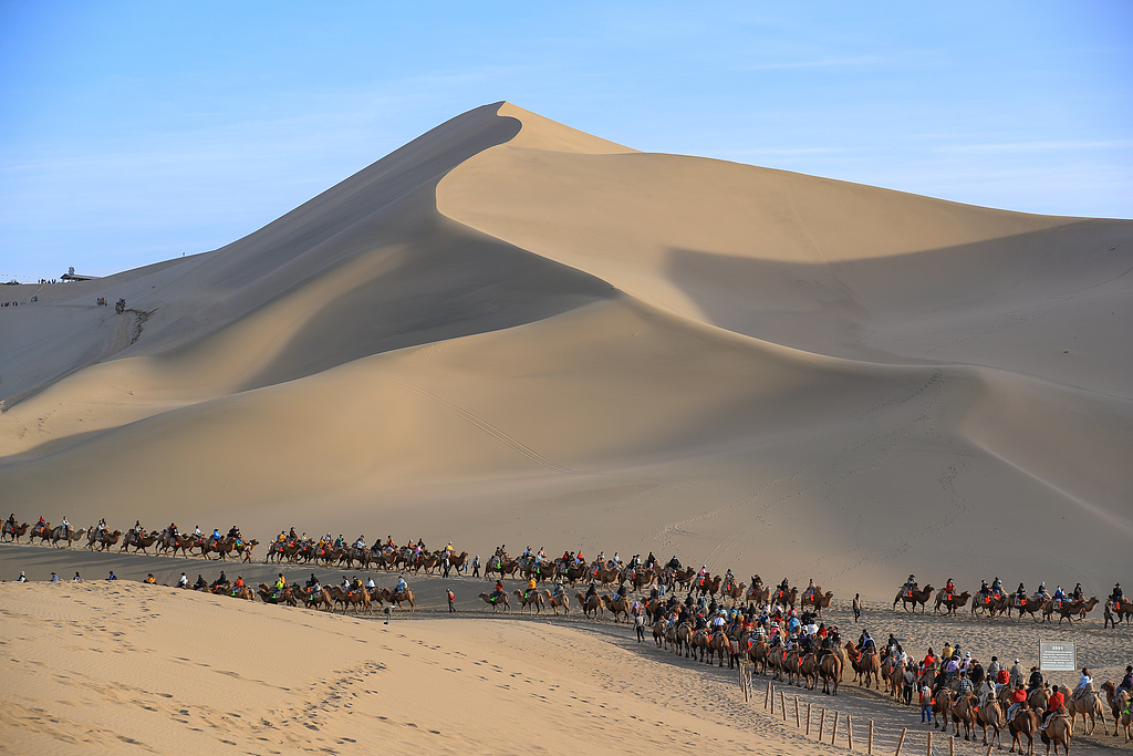 甘肃敦煌：“双节”旅游持续升温