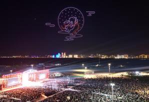 黑龙江哈尔滨：千架无人机编队凌空作画