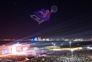 黑龙江哈尔滨：千架无人机编队凌空作画