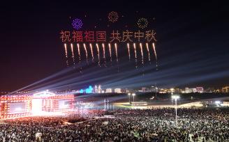 黑龙江哈尔滨：千架无人机编队凌空作画