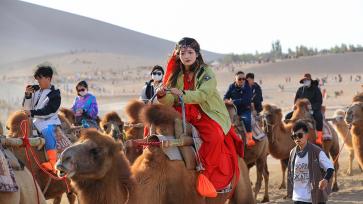 甘肃敦煌：“双节”旅游持续升温