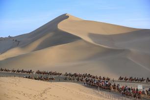 甘肃敦煌：“双节”旅游持续升温