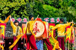 湖南吉首：民俗风情表演引客来