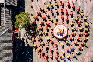 湖南吉首：民俗风情表演引客来