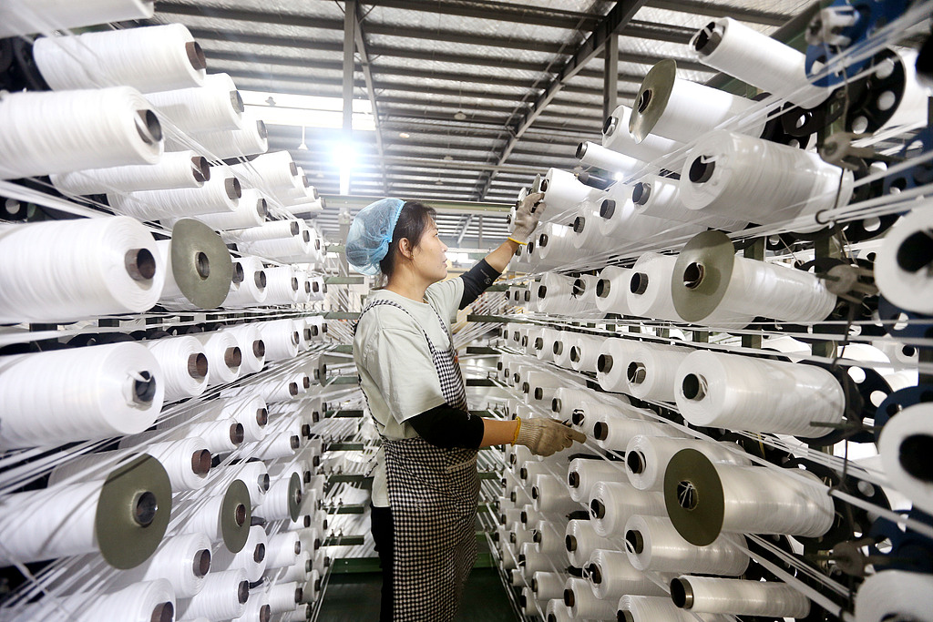 江苏连云港：工人在生产线上忙碌