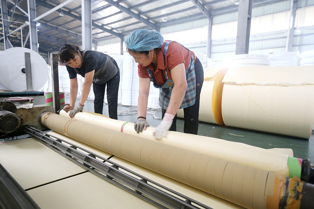 江苏连云港：工人在生产线上忙碌