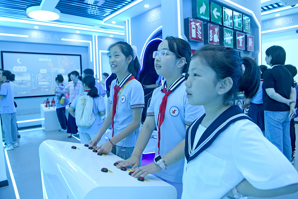 安徽淮南：小学生走进实验室 感受科技魅力