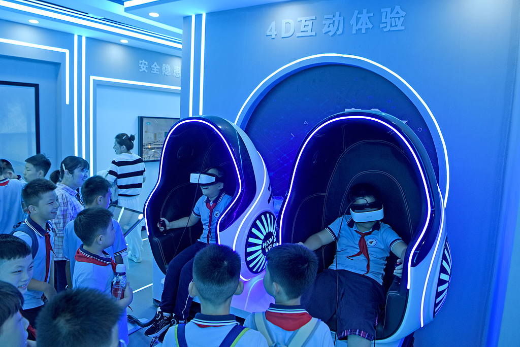 安徽淮南：小学生走进实验室 感受科技魅力