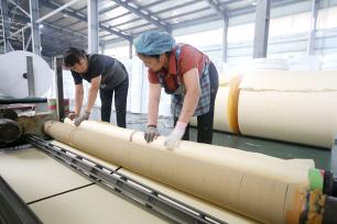 江苏连云港：工人在生产线上忙碌