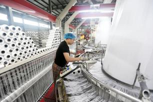 江苏连云港：工人在生产线上忙碌