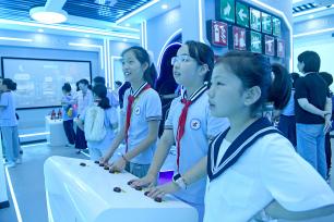 安徽淮南：小学生走进实验室 感受科技魅力