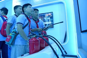 安徽淮南：小学生走进实验室 感受科技魅力