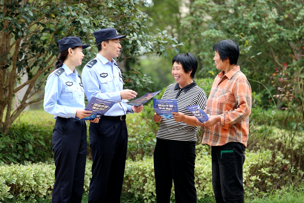 江苏宿迁：民警向老人宣传安全防范知识