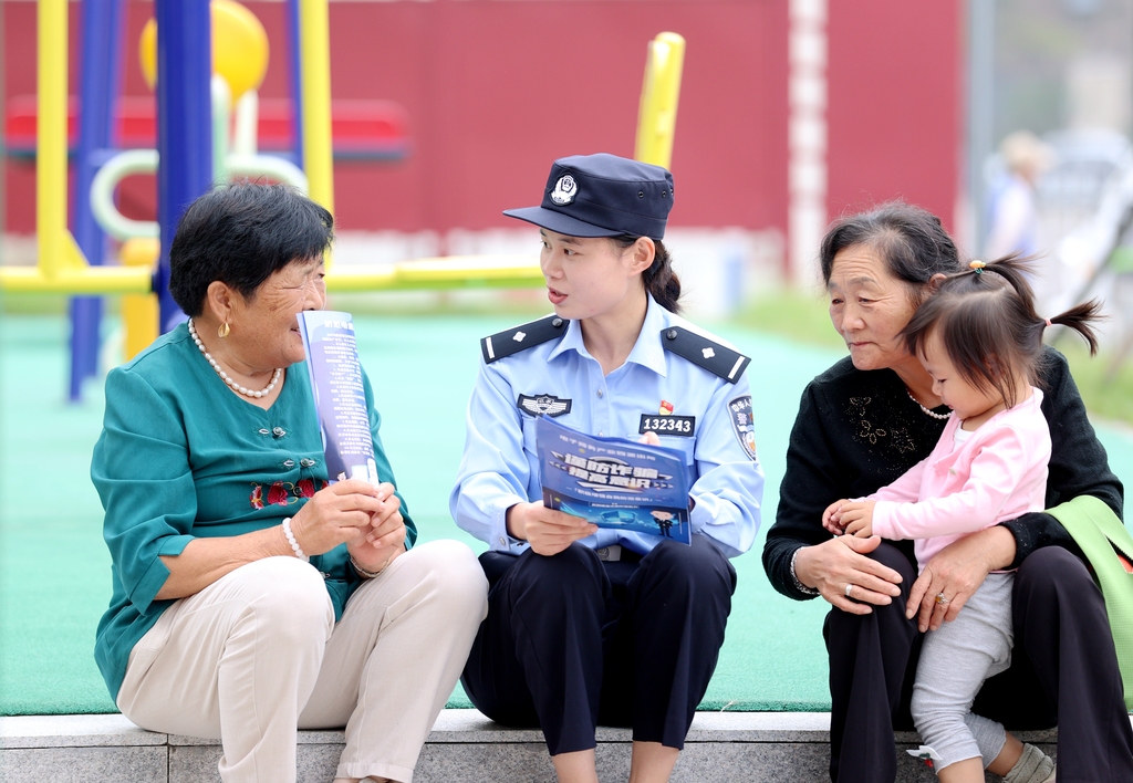 江苏宿迁：民警向老人宣传安全防范知识