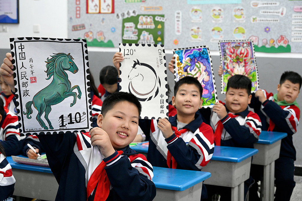 河北邯郸：学生世界邮政日巧绘生肖邮票