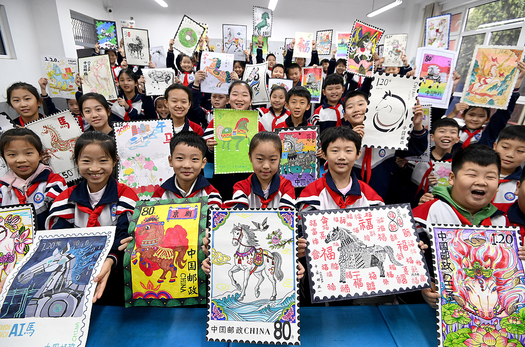 河北邯郸：学生世界邮政日巧绘生肖邮票
