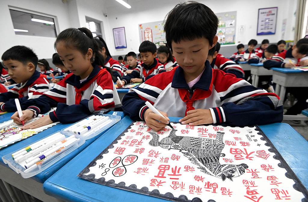 河北邯郸：学生世界邮政日巧绘生肖邮票