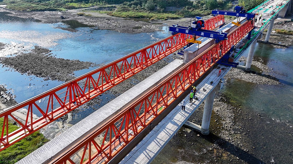 贵州铜仁：马面坡坝上桥顺利合龙