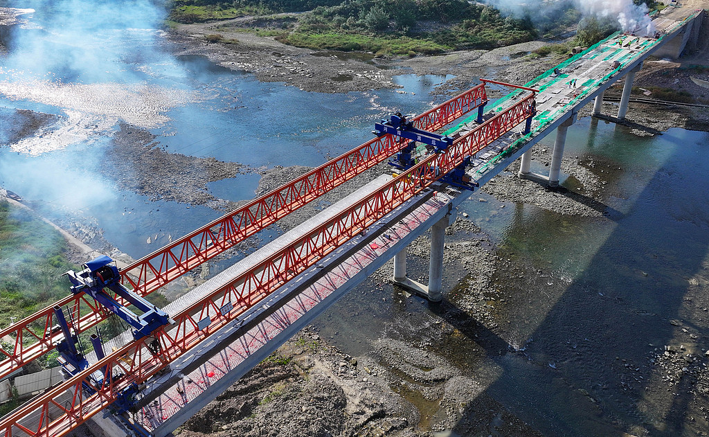 贵州铜仁：马面坡坝上桥顺利合龙