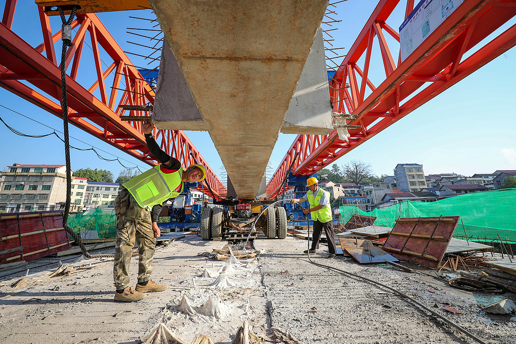 贵州铜仁：马面坡坝上桥顺利合龙
