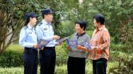 江苏宿迁：民警向老人宣传安全防范知识