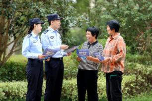 江苏宿迁：民警向老人宣传安全防范知识