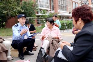 江苏宿迁：民警向老人宣传安全防范知识