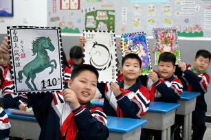 河北邯郸：学生世界邮政日巧绘生肖邮票