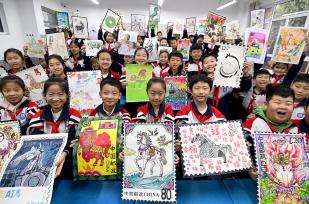 河北邯郸：学生世界邮政日巧绘生肖邮票