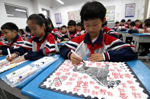 河北邯郸：学生世界邮政日巧绘生肖邮票