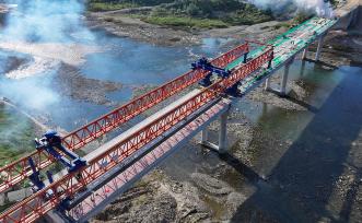 贵州铜仁：马面坡坝上桥顺利合龙