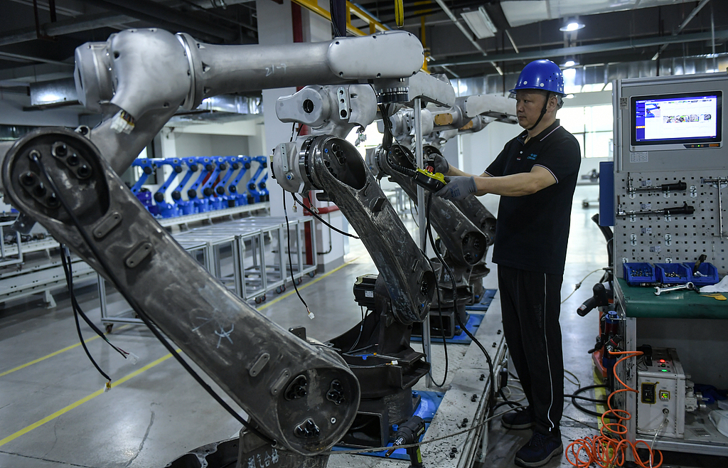 四川成都：工人组装、调试工业机器人