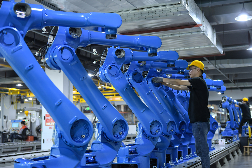 四川成都：工人组装、调试工业机器人