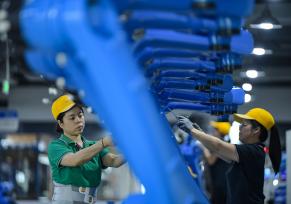 四川成都：工人组装、调试工业机器人