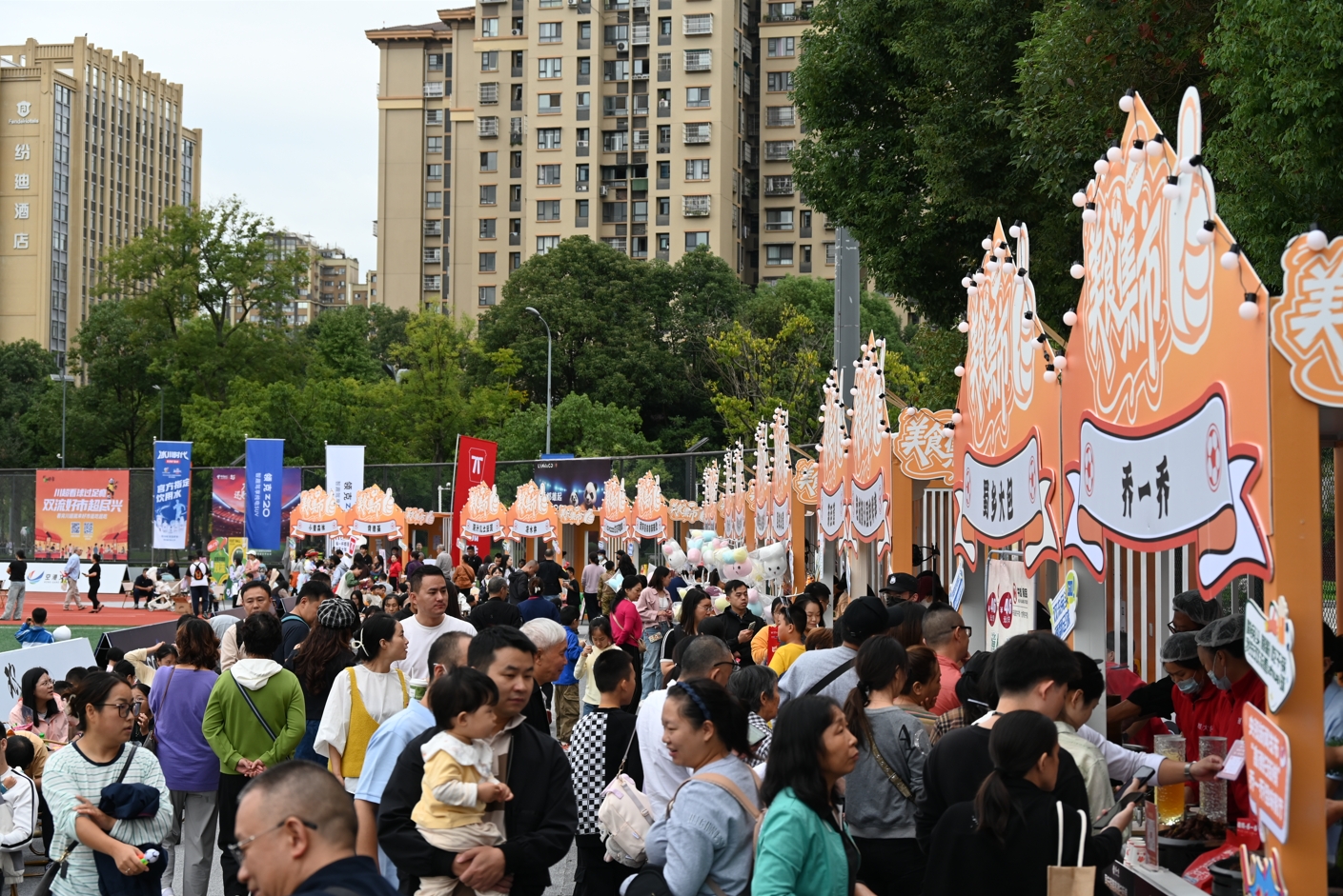 四川成都：“川超”赛事带动文旅消费热潮