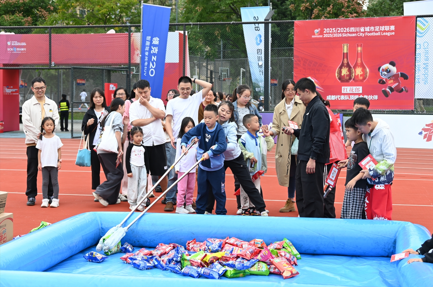 四川成都：“川超”赛事带动文旅消费热潮