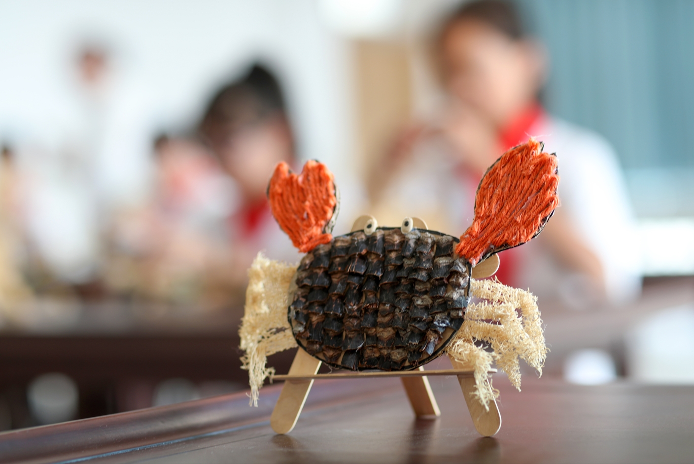 江苏泰州：小学生巧手“织梦”丝瓜络