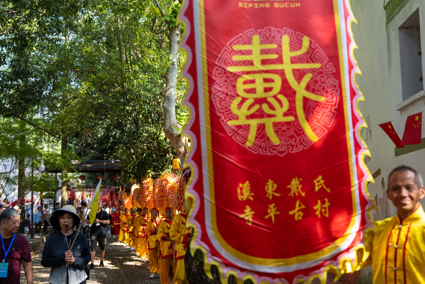 浙江金华：古村多彩民俗活动吸引游客