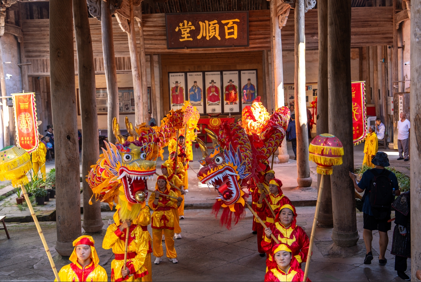 浙江金华：古村多彩民俗活动吸引游客