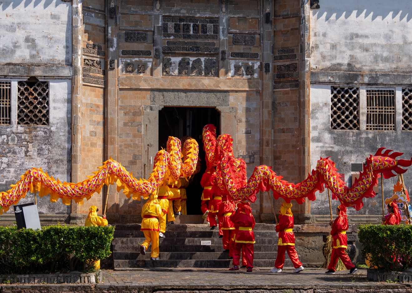 浙江金华：古村多彩民俗活动吸引游客