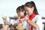 江苏泰州：小学生巧手“织梦”丝瓜络