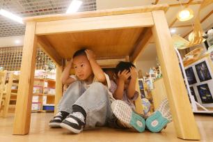 江苏常州：幼儿园小朋友学习防灾减灾知识