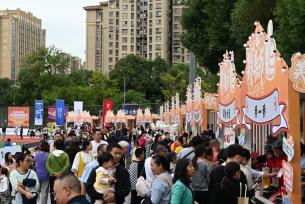 四川成都：“川超”赛事带动文旅消费热潮